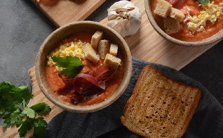Hiszpański chłodnik na pomidorach - przepis z menu beszamel