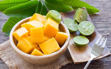 Orzeźwiająca sałatka z owoców mango z gorczycą