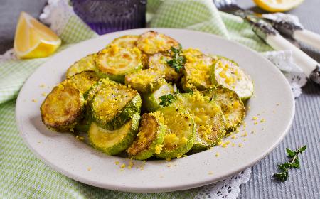 Przepyszna cukinia smażona z parmezanem - szybkie danie z patelni