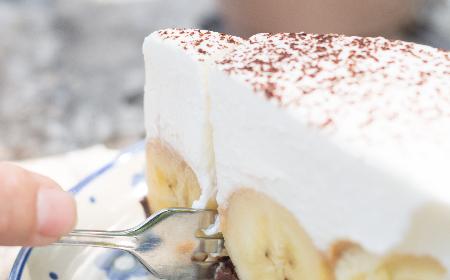 Ciasto z bananami i pianką jogurtową na kruchym spodzie