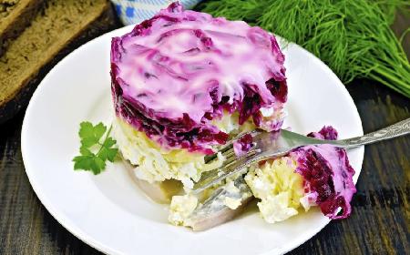 Sałatka warstwowa: śledź z burakami, orzechami i aromatycznymi przyprawami