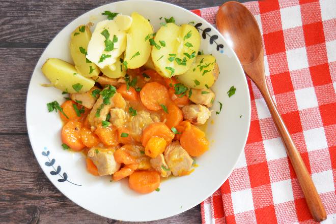 Pikantna potrawka z marchwi z piersią z kurczaka
