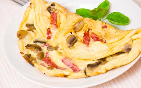 Omlet z salami i pieczarkami - pomysł na ciepłą kolację w kilka minut