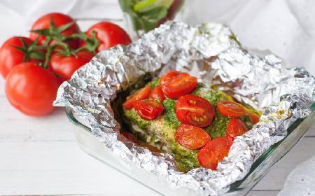 Tęczowy pstrąg pieczony w folii z pesto i pomidorkami: dla zdrowia, dla rodziny
