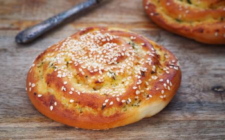 Drożdżowe bułeczki rolowane z cukinią i serem feta