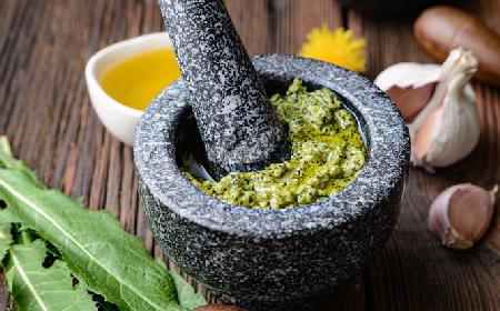 Pesto z mniszka lekarskiego i migdałów