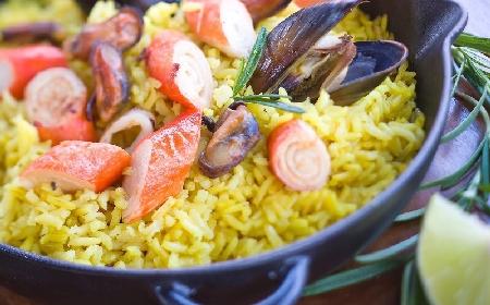 Paella z owocami morza: przepis na danie z kuchni hiszpańskiej