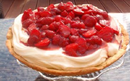 Tarta z kremem mascarpone i truskawkami w malinowym syropie z sherry: przepis
