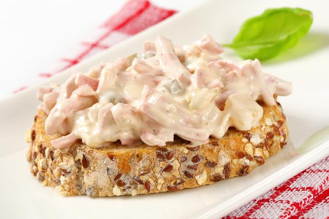 Pasta z żółtego sera z mortadelą - pyszne smarowidło kanapkowe z resztek