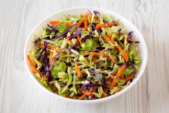 Brokułowy coleslaw: chrupka surówka kapuściana z brokułami