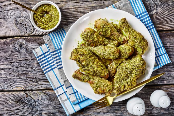 Obłędnie smaczny kurczak pieczony z pesto: łatwy sposób na doskonały obiad