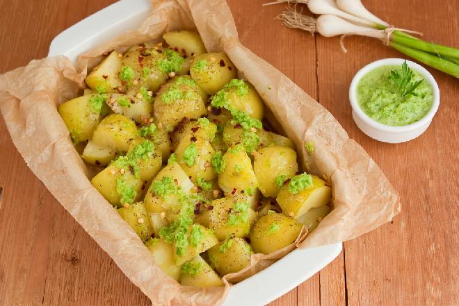 Pieczone ziemniaczki podawane z ogórkowo-szczypiorkowym pesto