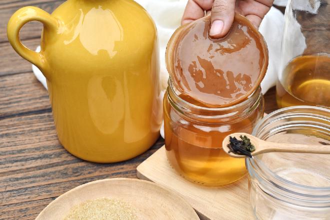 Kombucha - przepis, jak zrobić napój fermentowany grzybem herbacianym